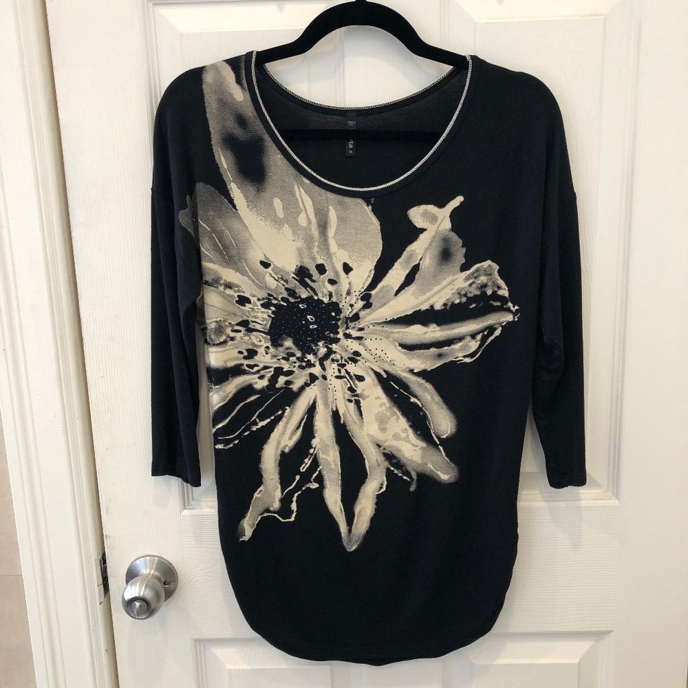 3/4 sleeve top with flower design NWOT